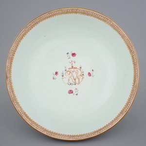 A large Chinese famille rose monogrammed bowl with decorated base, Qianlong, 18th C. — 照片 8