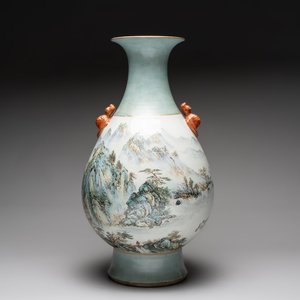 A large Chinese famille rose 'mountainous landscape' vase, signed Wang Guiying 汪桂英, dated 1929 — 照片 1