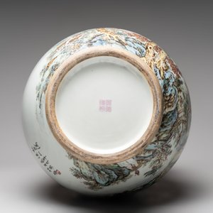 A large Chinese famille rose 'mountainous landscape' vase, signed Wang Guiying 汪桂英, dated 1929 — 照片 6