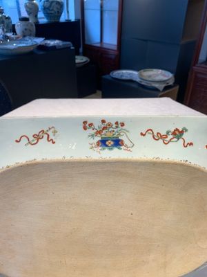 A large Chinese famille rose octagonal 'flower basket' dish, Yongzheng/Qianlong — photo 15