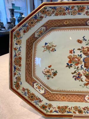 A large Chinese famille rose octagonal 'flower basket' dish, Yongzheng/Qianlong — photo 2