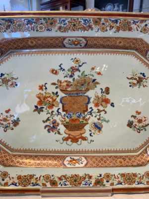 A large Chinese famille rose octagonal 'flower basket' dish, Yongzheng/Qianlong — photo 3