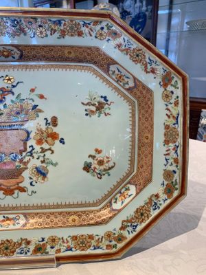 A large Chinese famille rose octagonal 'flower basket' dish, Yongzheng/Qianlong — photo 4