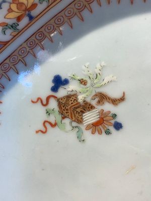 A large Chinese famille rose octagonal 'flower basket' dish, Yongzheng/Qianlong — photo 7