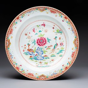 A large Chinese famille rose 'peacocks' basin, Qianlong, ca. 1760 - 1770 — 照片 1