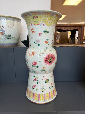 A large Chinese famille rose pedestal stand with floral design, 19th C. — foto 1