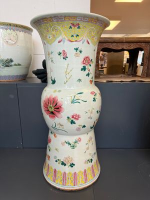 A large Chinese famille rose pedestal stand with floral design, 19th C. — foto 3