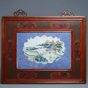 A large Chinese famille rose plaque in a lacquered wooden frame, 19th C. — 照片 1