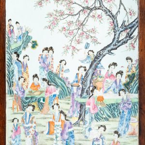 A large Chinese famille rose plaque inset in a wooden table, Republic, 20th C. — 照片 17