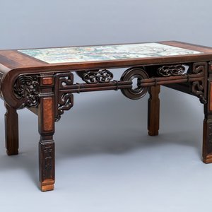 A large Chinese famille rose plaque inset in a wooden table, Republic, 20th C. — 照片 2