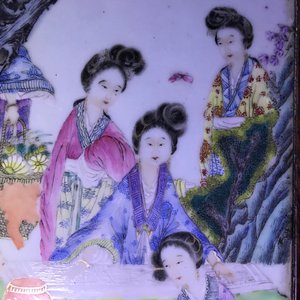 A large Chinese famille rose plaque inset in a wooden table, Republic, 20th C. — 照片 26
