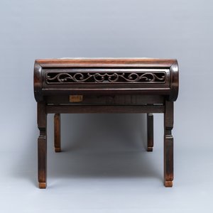 A large Chinese famille rose plaque inset in a wooden table, Republic, 20th C. — 照片 5
