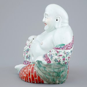 A large Chinese famille rose porcelain Buddha, 19/20th C. — 照片 5