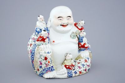 A large Chinese famille rose porcelain Buddha, 19/20th C.