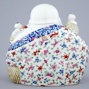 A large Chinese famille rose porcelain Buddha, 19/20th C. — photo 4