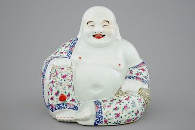 A large Chinese famille rose porcelain Buddha, 19/20th C.