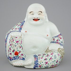 A large Chinese famille rose porcelain Buddha, 19/20th C. — 照片 1