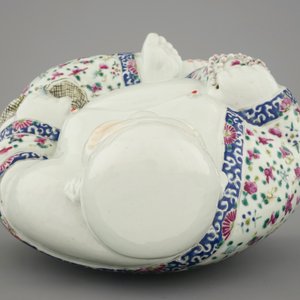A large Chinese famille rose porcelain Buddha, 19/20th C. — 照片 5