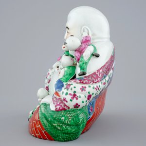 A large Chinese famille rose porcelain Buddha with laughing boys, 19/20th C. — 照片 5
