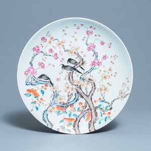 A large Chinese famille rose 'prunus and magpie' dish, Qianlong mark, 19th C. — 照片 1