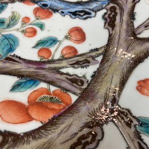 A large Chinese famille rose 'prunus and magpie' dish, Qianlong mark, 19th C. — 照片 11