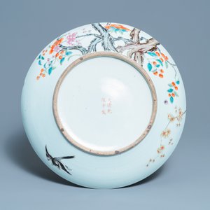 A large Chinese famille rose 'prunus and magpie' dish, Qianlong mark, 19th C. — 照片 2