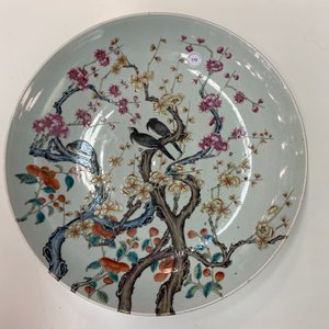 A large Chinese famille rose 'prunus and magpie' dish, Qianlong mark, 19th C. — 照片 6
