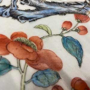 A large Chinese famille rose 'prunus and magpie' dish, Qianlong mark, 19th C. — 照片 7