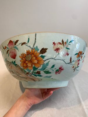 A large Chinese famille rose punch bowl with flowering and fruiting branches, Qianlong — foto 14