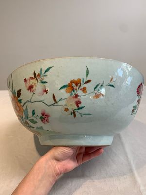 A large Chinese famille rose punch bowl with flowering and fruiting branches, Qianlong — foto 15