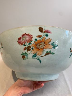 A large Chinese famille rose punch bowl with flowering and fruiting branches, Qianlong — foto 16