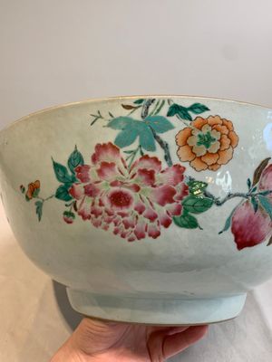 A large Chinese famille rose punch bowl with flowering and fruiting branches, Qianlong — foto 17