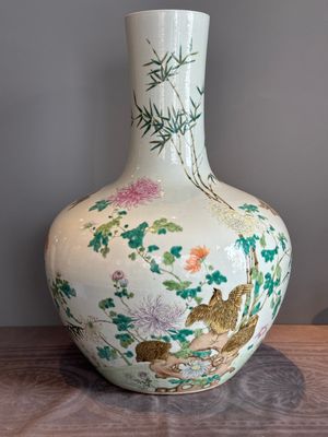 A large Chinese famille rose 'quails and chrysanthemum' 'tianqiu ping' vase, Qianlong mark, 19th C. — photo 1