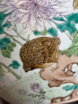 A large Chinese famille rose 'quails and chrysanthemum' 'tianqiu ping' vase, Qianlong mark, 19th C. — photo 13