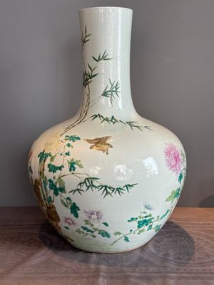 A large Chinese famille rose 'quails and chrysanthemum' 'tianqiu ping' vase, Qianlong mark, 19th C. — photo 2