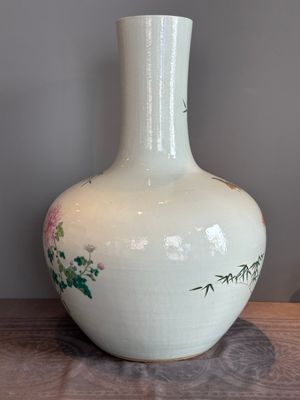 A large Chinese famille rose 'quails and chrysanthemum' 'tianqiu ping' vase, Qianlong mark, 19th C. — photo 3