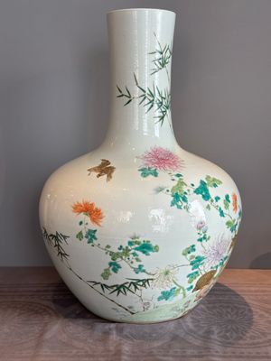 A large Chinese famille rose 'quails and chrysanthemum' 'tianqiu ping' vase, Qianlong mark, 19th C. — photo 4
