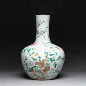 A large Chinese famille rose 'quails and chrysanthemum' 'tianqiu ping' vase, Qianlong mark, 19th C. — photo 1