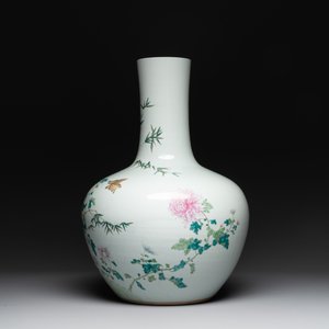 A large Chinese famille rose 'quails and chrysanthemum' 'tianqiu ping' vase, Qianlong mark, 19th C. — photo 2
