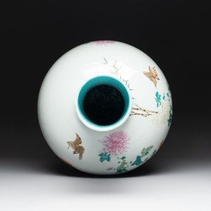 A large Chinese famille rose 'quails and chrysanthemum' 'tianqiu ping' vase, Qianlong mark, 19th C. — photo 5