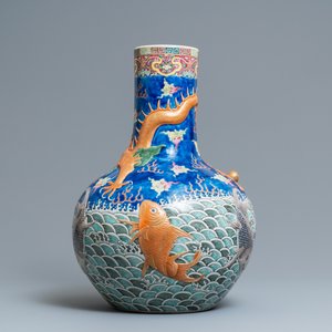 A large Chinese famille rose relief-decorated dragon and carps tianqiu ping vase, Kangxi mark, 19th C. — photo 4