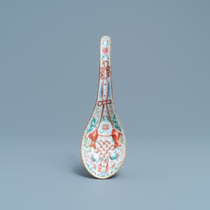 A large Chinese famille rose relief-moulded spoon, Daoguang mark and of the period — 照片 2