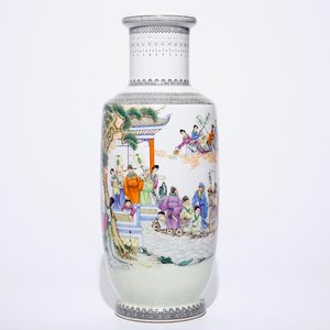A large Chinese famille rose rouleau vase with figures in a garden, 20th C. — photo 1