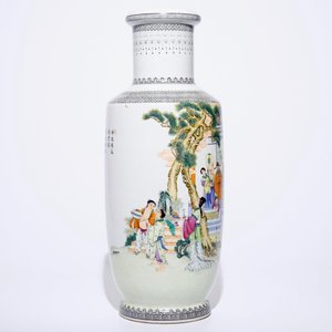 A large Chinese famille rose rouleau vase with figures in a garden, 20th C. — photo 4