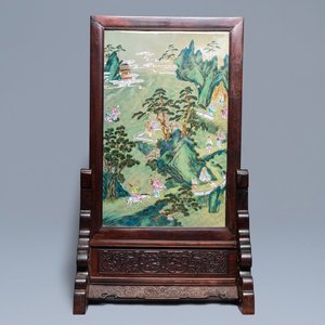 A large Chinese famille rose screen on hongmu stand, Qianlong — 照片 1