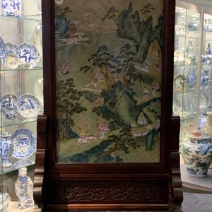 A large Chinese famille rose screen on hongmu stand, Qianlong — 照片 24