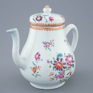 A large Chinese famille rose teapot and cover, 18th C. — photo 1