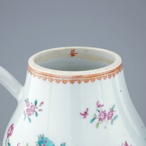 A large Chinese famille rose teapot and cover, 18th C. — photo 4