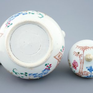 A large Chinese famille rose teapot and cover, Yongzheng/Qianlong — photo 3