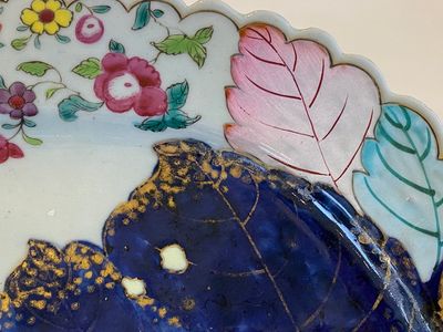 A large Chinese famille rose 'tobacco leaf' dish, Qianlong — photo 4